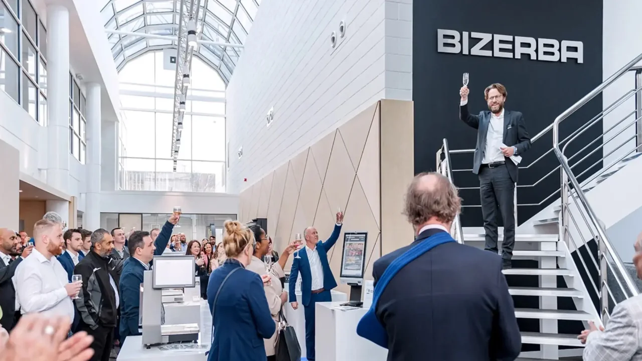 Andreas Kraut, CEO und Shareholder von Bizerba, eröffnet feierlich den neuen Standort in Milton Keynes (© Bizerba / James Polley Photography)